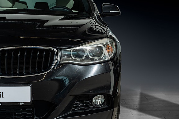 BMW 320i 4 of 5