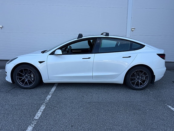 Tesla Model 3 2 of 5