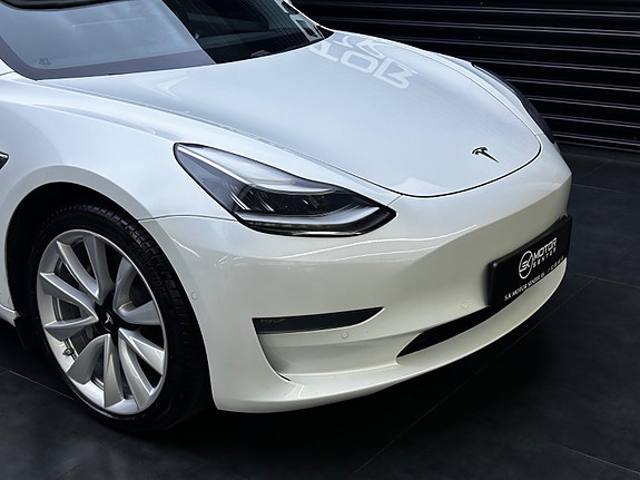 Tesla Model 3 4 of 5
