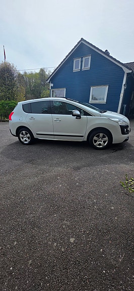 Peugeot 3008 2 of 5