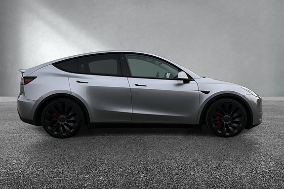 Tesla Model Y 4 of 5
