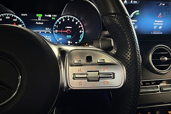 Mercedes-Benz GLC300 e 18 of 30