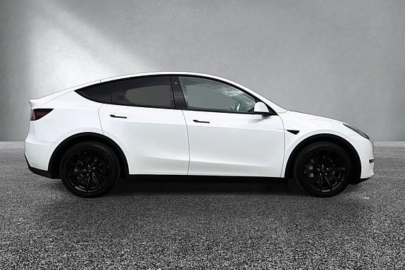 Tesla Model Y 4 of 5