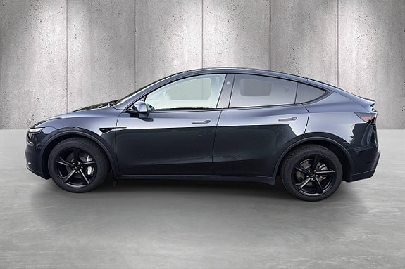 Tesla Model Y 4 of 5