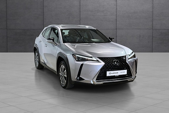 Lexus UX300e 3 of 5
