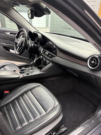 Alfa Romeo Giulia 14 of 20