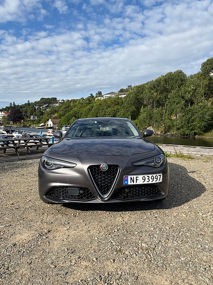 Alfa Romeo Giulia 3 of 5