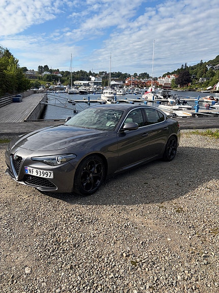 Alfa Romeo Giulia 2 of 5
