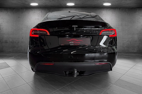 Tesla Model Y 4 of 5