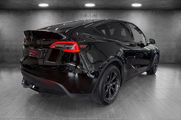Tesla Model Y 5 of 5