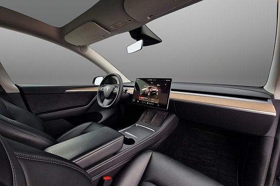 Tesla Model Y 5 of 5