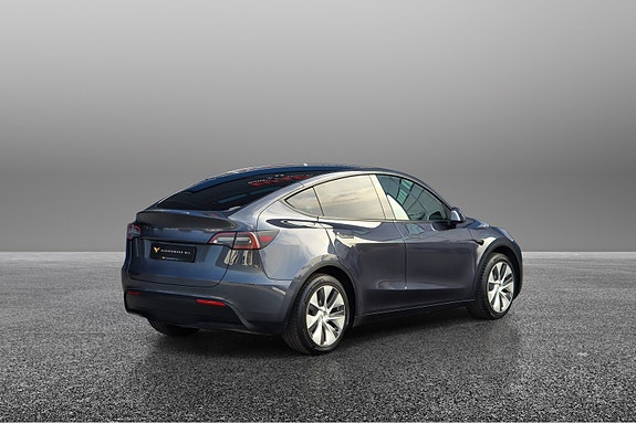 Tesla Model Y 4 of 5