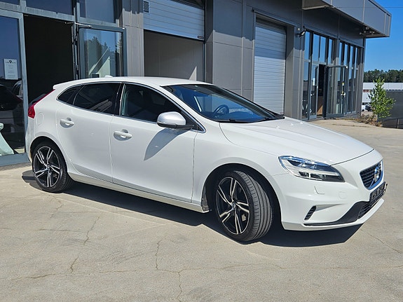 Volvo V40 2 of 5