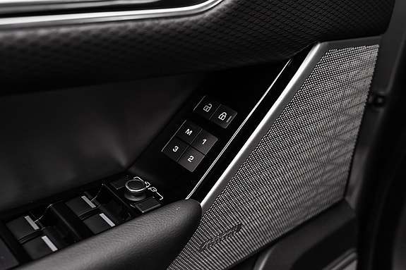 Land Rover Range Rover Velar 25 of 30