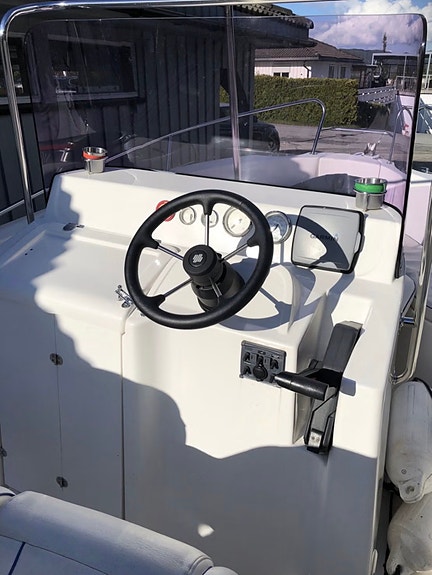 Bred og fin skjærgårdsjeep leies ut til båtvante, voksne mennesker. 3 of 12