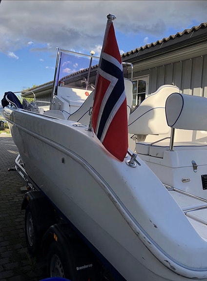 Bred og fin skjærgårdsjeep leies ut til båtvante, voksne mennesker. 7 of 12
