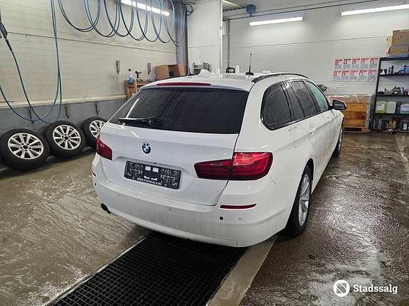 BMW 525d xDrive 3 of 5
