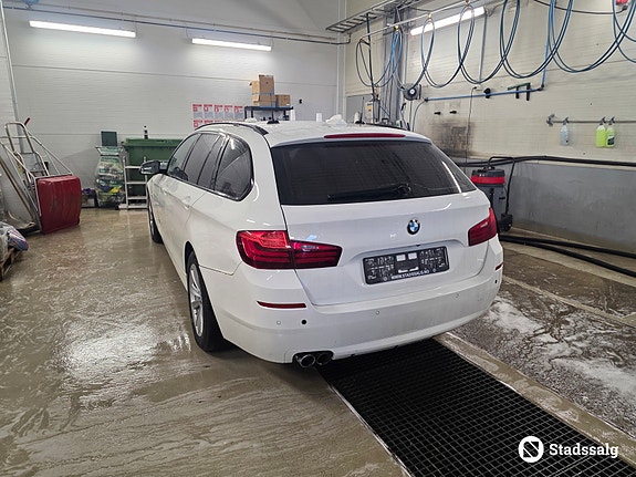 BMW 525d xDrive 2 of 5