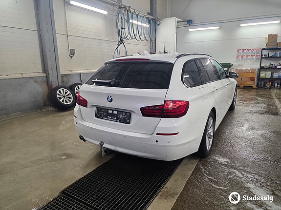 BMW 525d xDrive 3 of 5