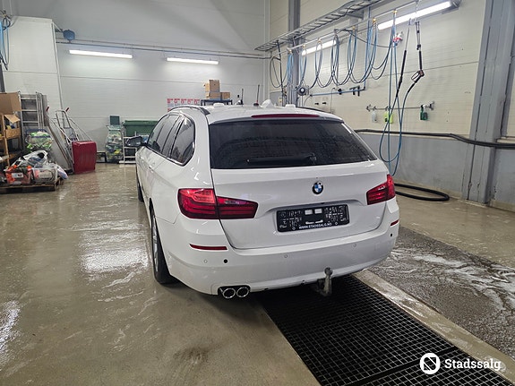 BMW 525d xDrive 2 of 5