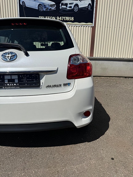 Toyota Auris 7 of 30