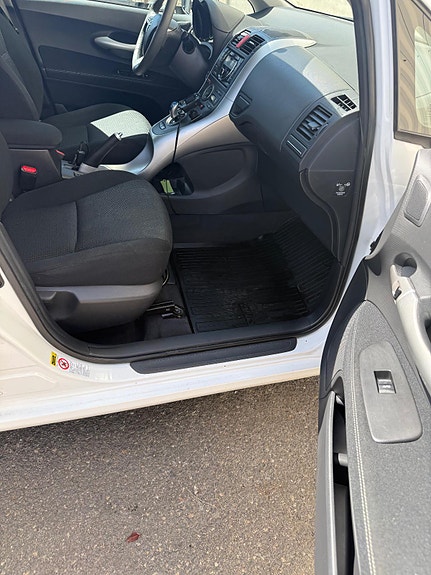Toyota Auris 12 of 30