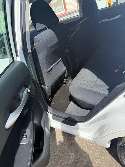 Toyota Auris 18 of 30