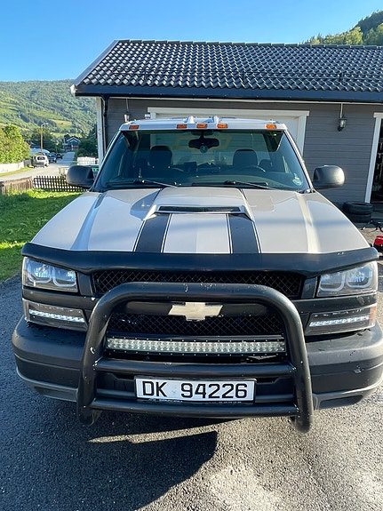 Chevrolet Silverado 2 of 5