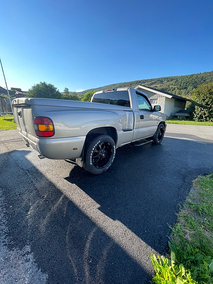 Chevrolet Silverado 4 of 5