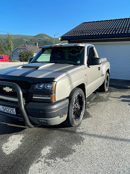 Chevrolet Silverado 3 of 5