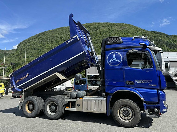 Mercedes-Benz Arocs 2658K 6X4/33 Med Henger tilleg i pris 149.000.- vektavlesning alle aksler, Sørlingdumper, mirrorcam, kjøleskap, 1 seng 7 of 29