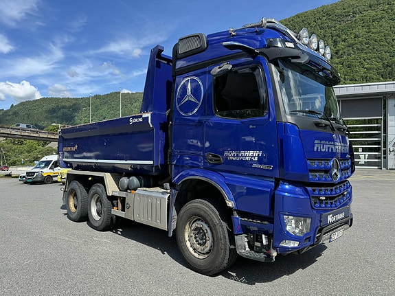 Mercedes-Benz Arocs 2658K 6X4/33 Med Henger tilleg i pris 149.000.- vektavlesning alle aksler, Sørlingdumper, mirrorcam, kjøleskap, 1 seng 9 of 29