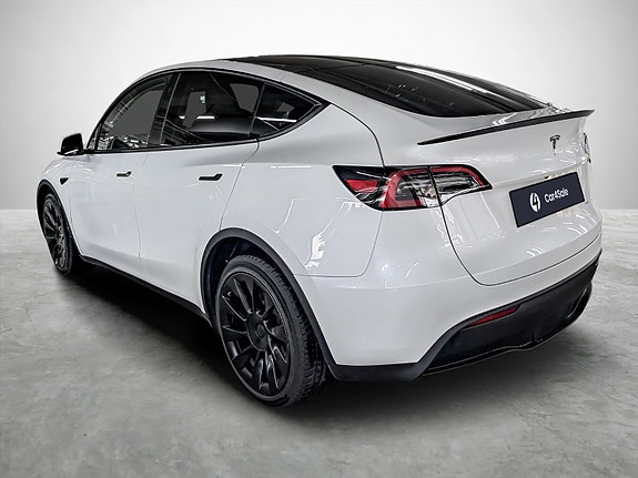 Tesla Model Y 3 of 5