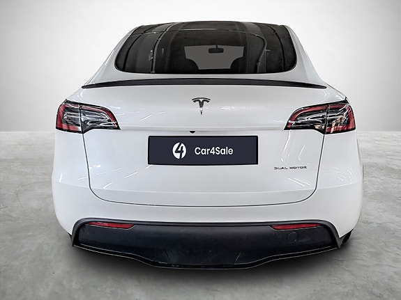 Tesla Model Y 4 of 5
