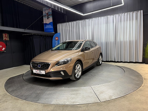 Volvo V40 Cross Country 2 of 5