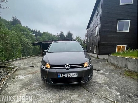 Volkswagen Touran 2 of 5