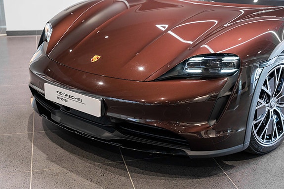 Porsche Taycan Cross Turismo 2 of 5
