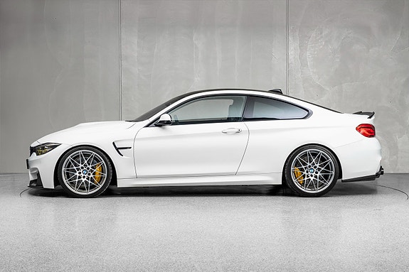 BMW M4 4 of 5