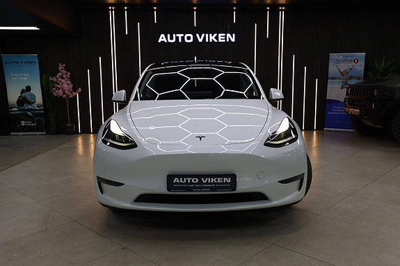 Tesla Model Y 3 of 5