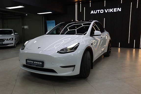 Tesla Model Y 4 of 5