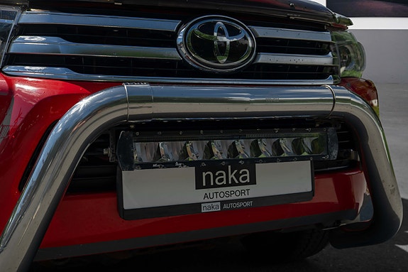 Toyota HiLux 2 of 30