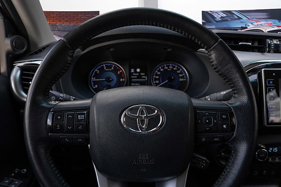 Toyota HiLux 24 of 30
