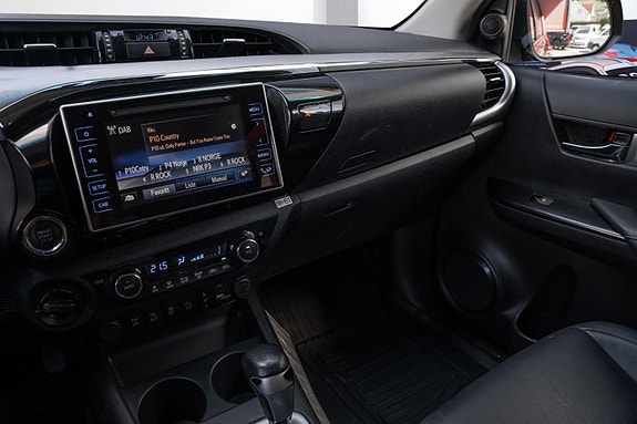 Toyota HiLux 28 of 30
