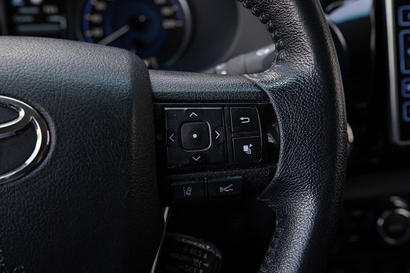 Toyota HiLux 27 of 30