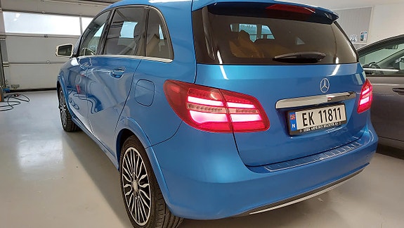 Mercedes-Benz B250 3 of 5