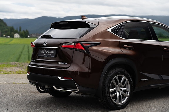 Lexus NX300h 4 of 5