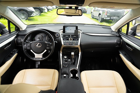 Lexus NX300h 12 of 25