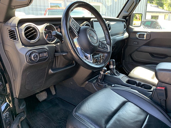 Jeep Wrangler 15 of 21
