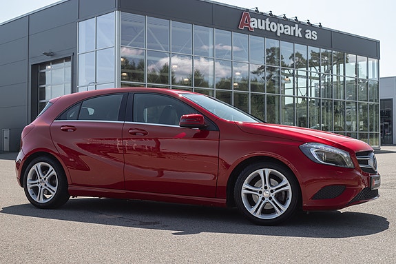 Mercedes-Benz A180 2 of 5