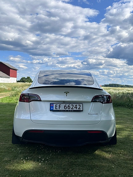 Tesla Model Y 4 of 5